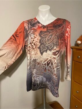 Zenergy by Chico’s V-Neck Long Sleeve Printed Top in Coral and Taupe
